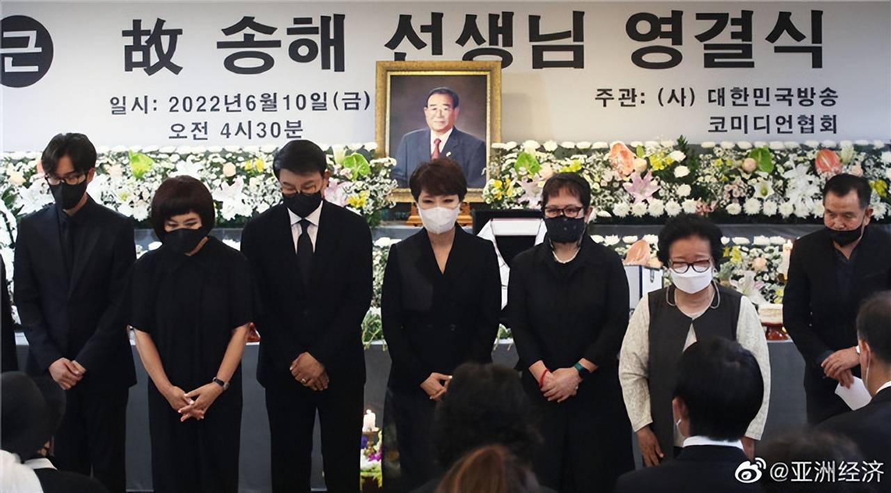 韩国95岁主持人宋海今日举行出殡仪式刘在石姜虎东为他抬棺