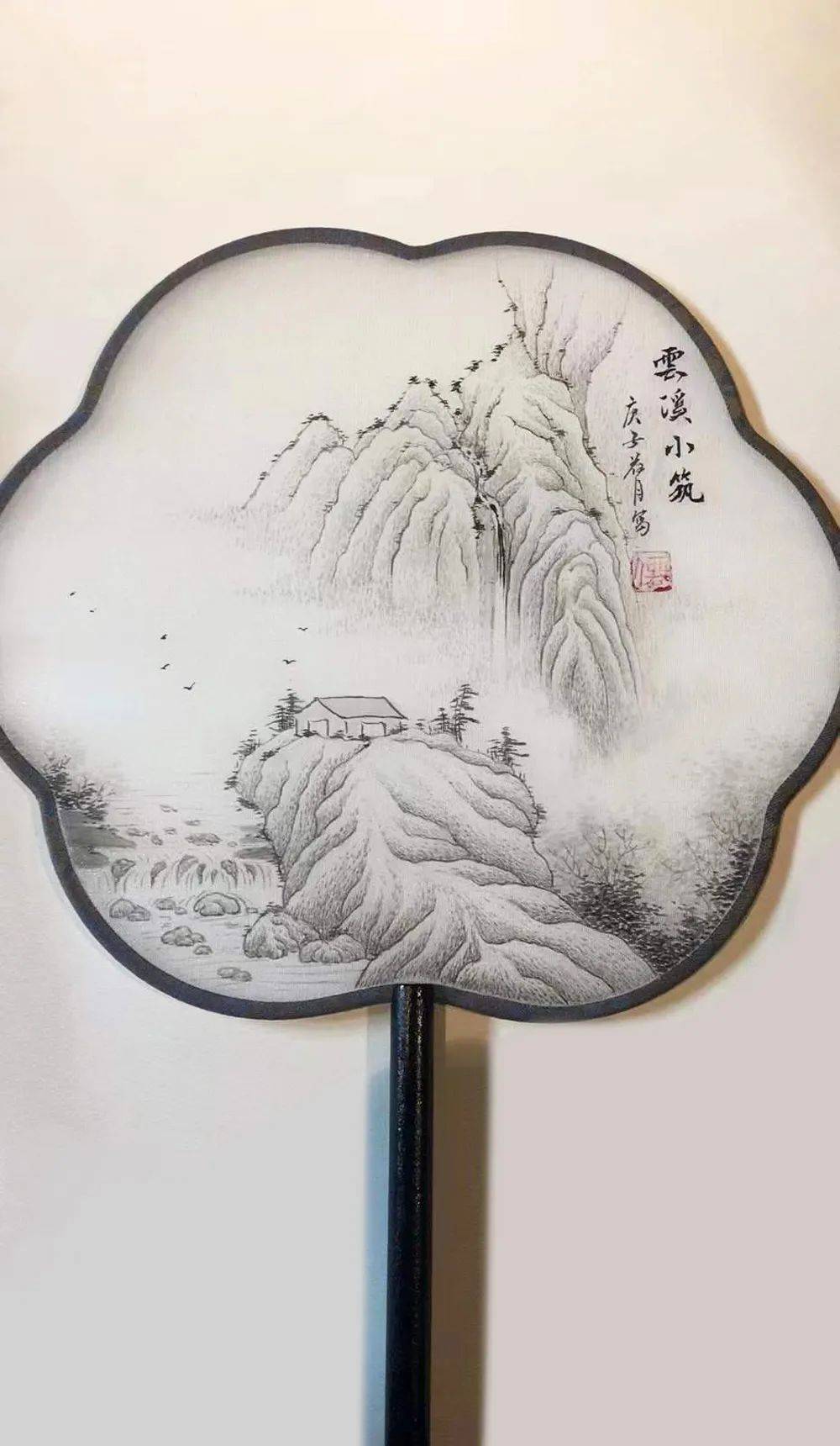 師從工筆人物花鳥畫家梁園,書法家王家斌,寫意山水花鳥畫家李明君,自