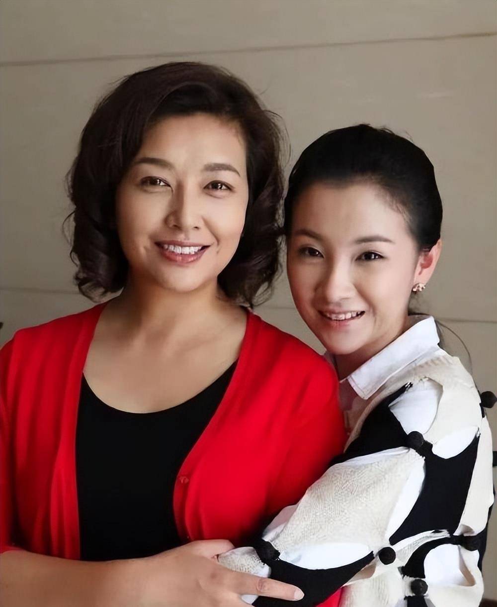 原创与离过婚的江珊同居5年靳东为何转身娶了二婚的李佳