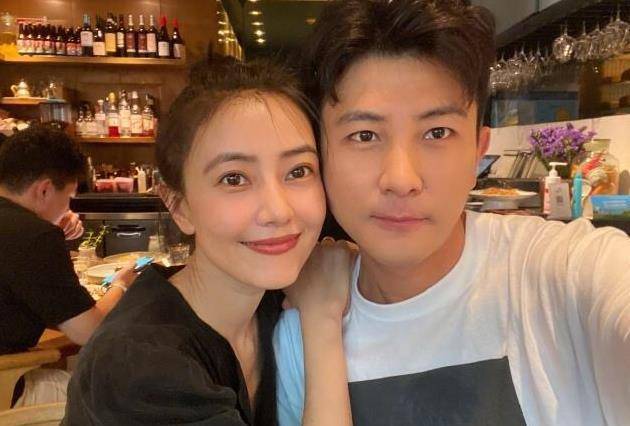 原创高圆圆与好友聚会照曝光淡妆示人对镜甜笑与男友人脸贴脸合照