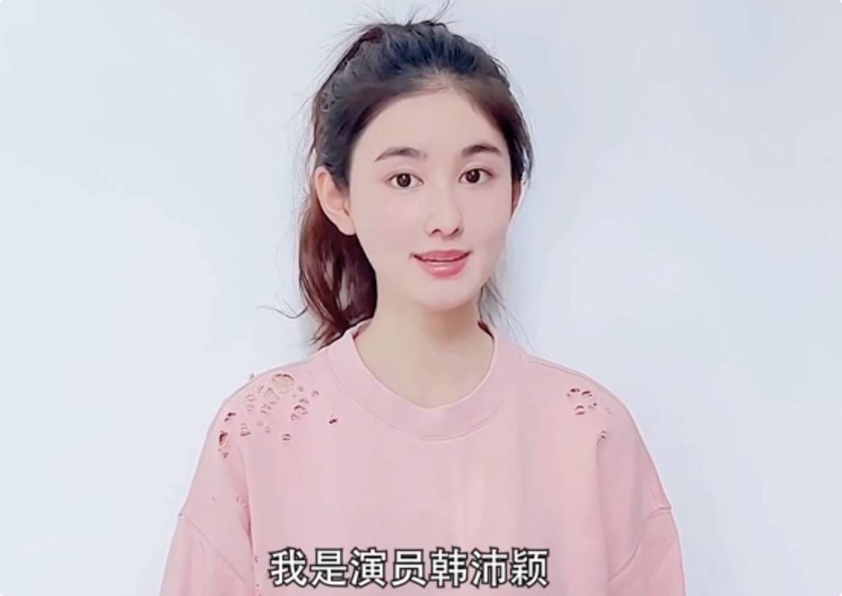 而且从换角之后的结果来看,韩沛颖也是一位很青春靓丽的演员.