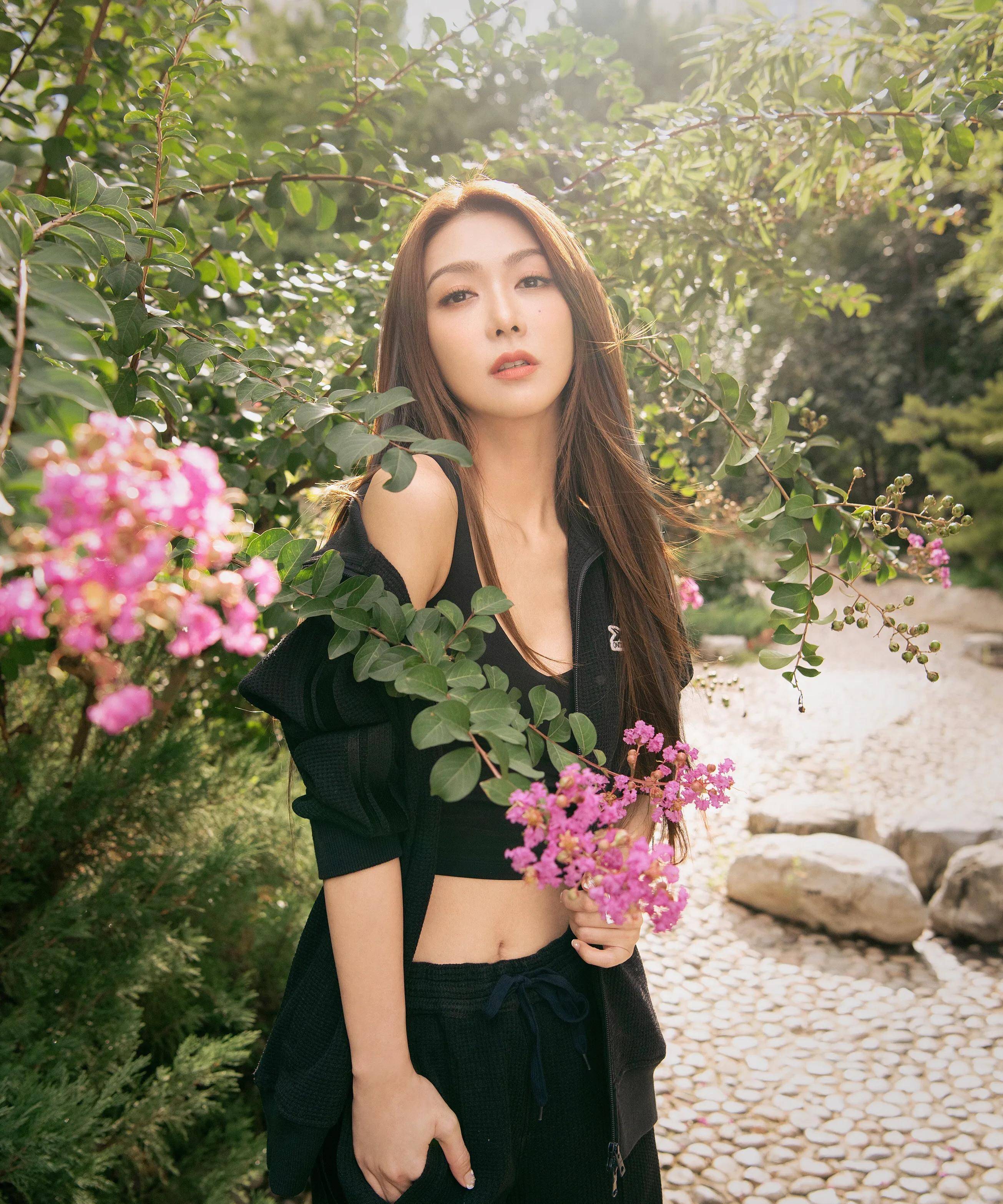 40岁的薛凯琪,依旧是鬼马甜美少女,身材纤细,分享她的减肥方法_瑜伽