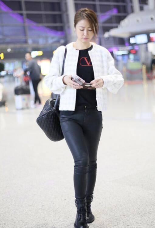 原创林心如比00后还敢穿皮裤配小香风外套又时尚又甜美哪像45的人