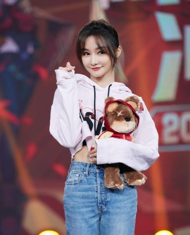 miss重回官方综艺,超短上衣惹人垂涎,网友:楚河还不行动?