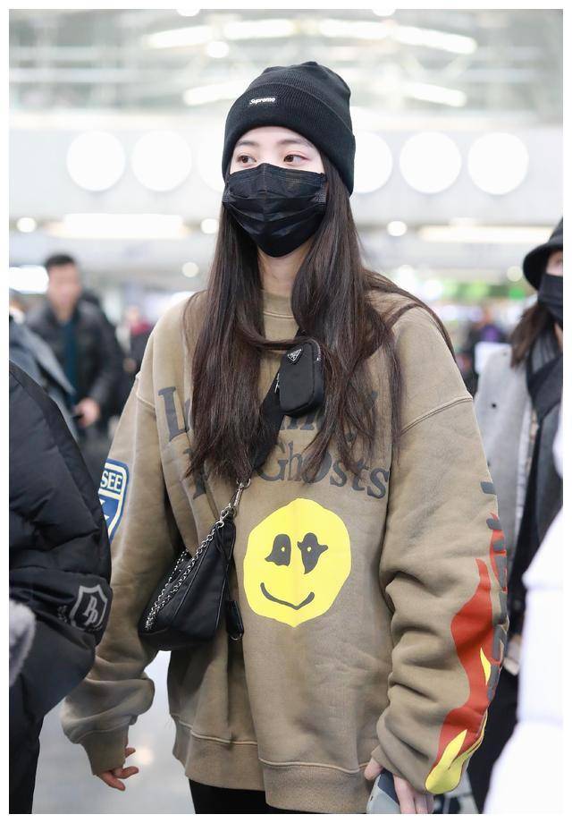 原创欧阳娜娜穿卫衣减龄出新高度时髦得太过分不过这长腿更炸眼