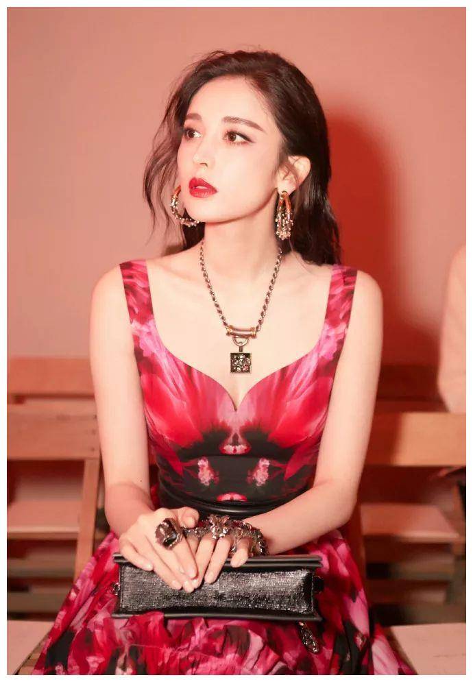 全黑套装大小腿看起来一样粗,差点认不出来_娜莎_黑色_娜娜