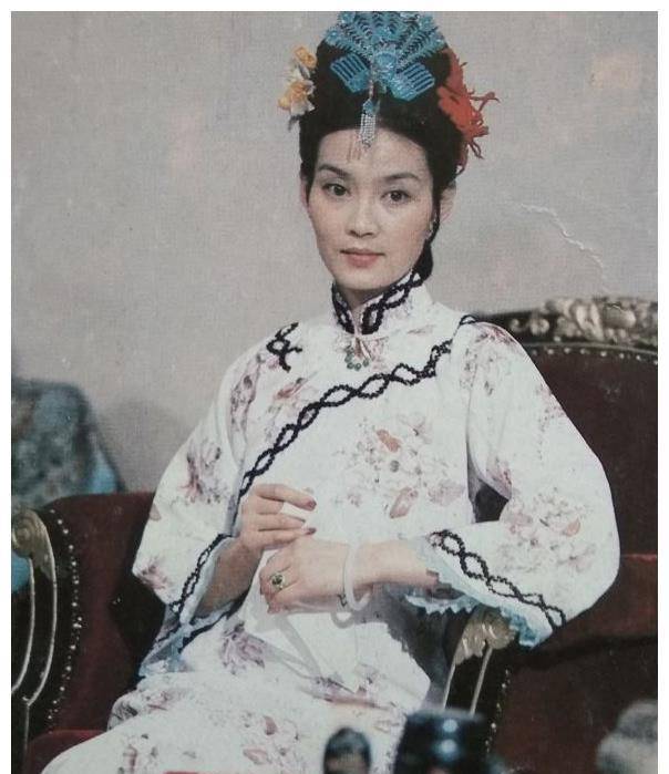 1985年,潘虹与姜文合作在《末代皇后》中再次饰演溥仪的老婆婉容,贵为