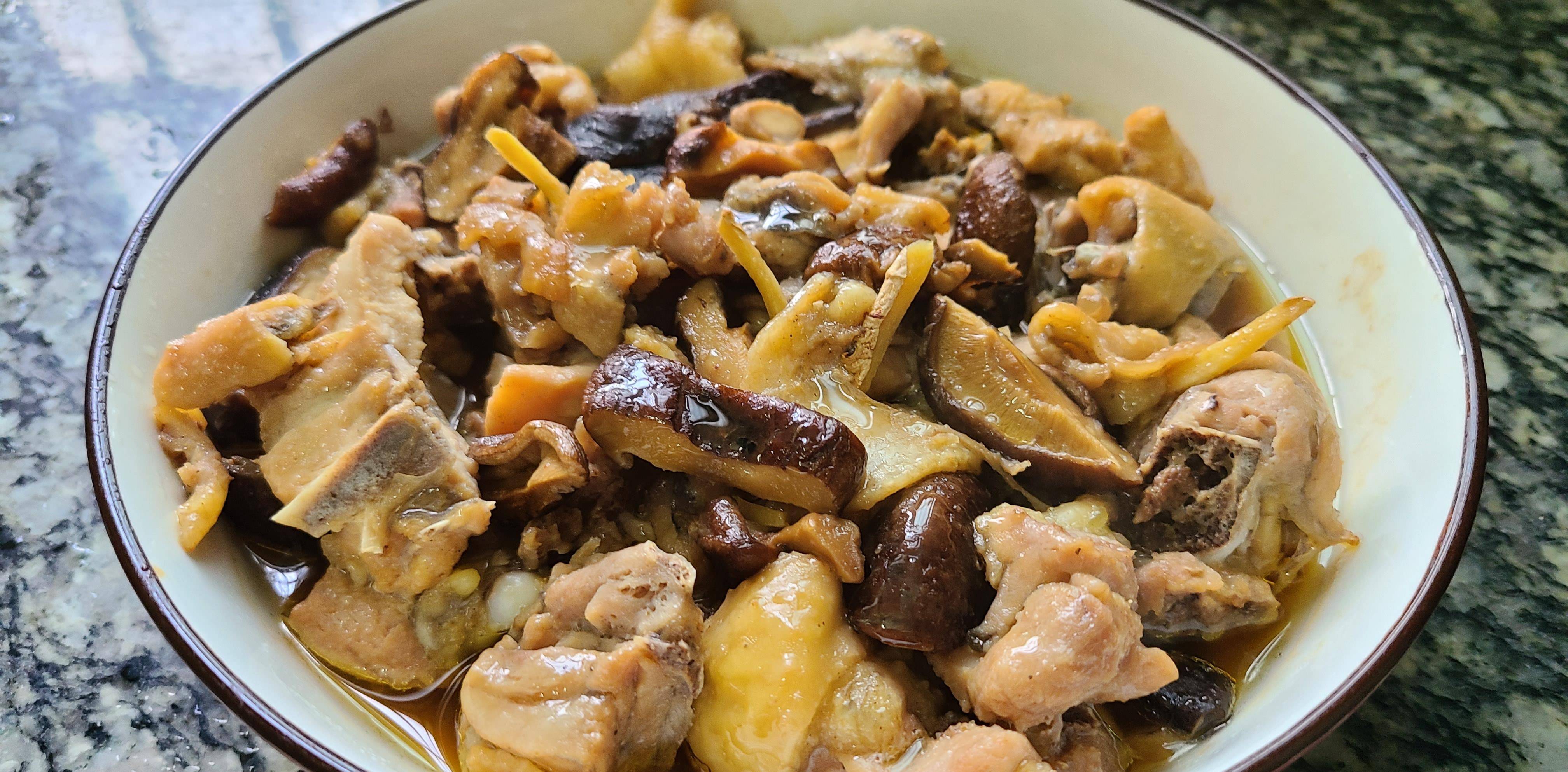 广东人很爱吃的香菇蒸滑鸡,嫩滑好吃,做法简单,看着