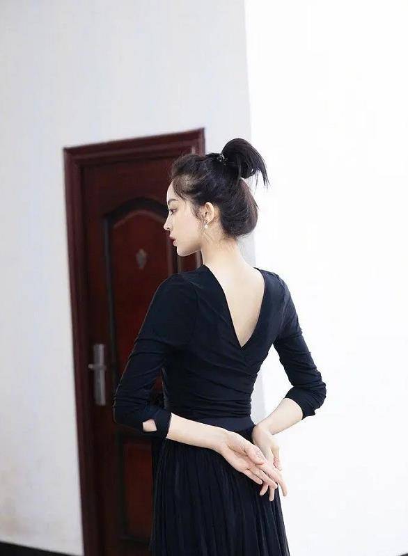 古力娜扎身着黑色纱裙梳起高马尾练舞,动作专业,干练又迷人_时尚_气质