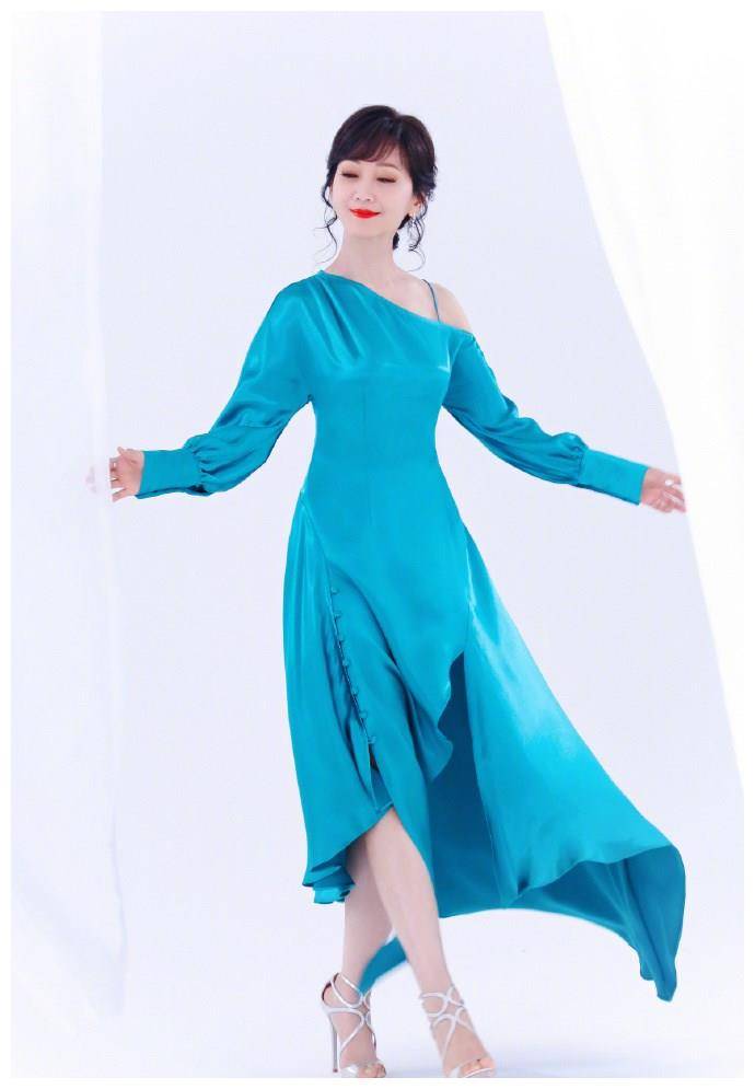 64岁赵雅芝一袭蓝色露肩开叉连衣裙,梦幻多姿,边工作边放飞自我