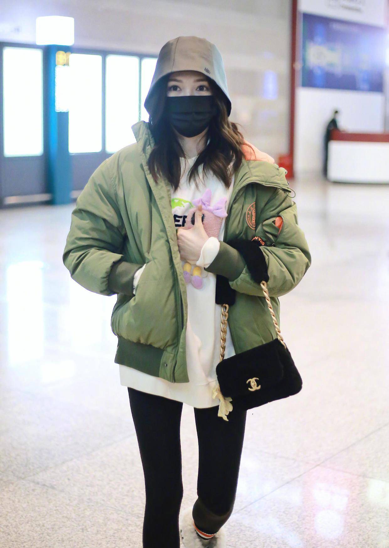 原创江疏影气质是真的好军绿色羽绒服配紧身裤低调简约美出新高度