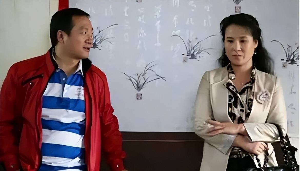 妻子王小华先后生下两个小棉袄,可把唐鉴军给高兴坏了.