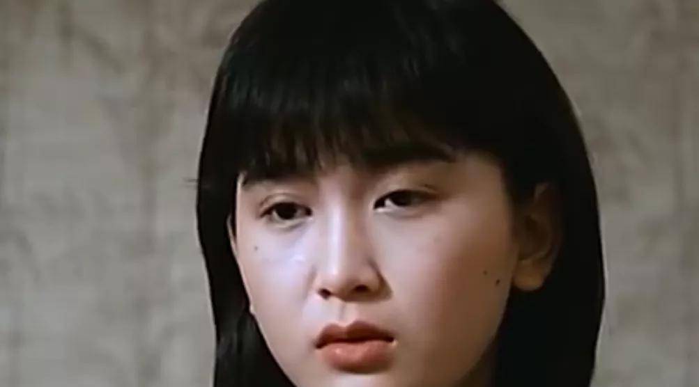 依然是学生妹的短发造型的温碧霞!