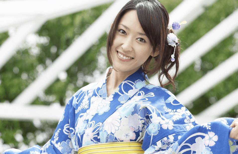 日本女性穿的和服 背后的 枕头 到底是什么东西 有什么用 腰带 吴服 衣服