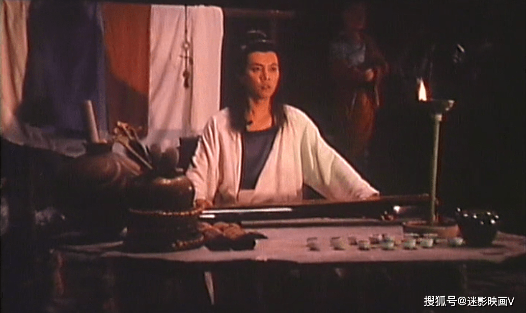 当晚回到洞内,恍惚中,桑子明看到了一名妖艳女鬼,想