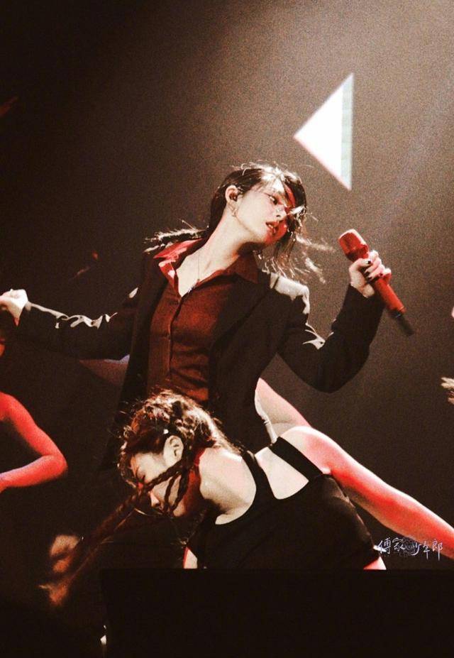 原创傅菁舞台台风真的好绝现在这种又时尚又英俊的女星真的很少