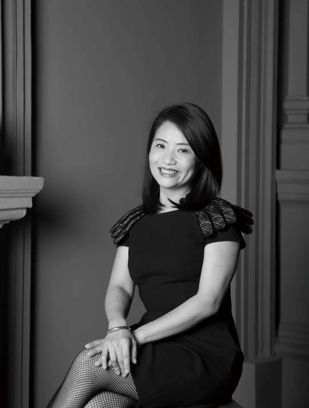 中国高定第一人:蕾哈娜的「龙袍」与赵丽颖的「热搜」_郭培_礼服_pei