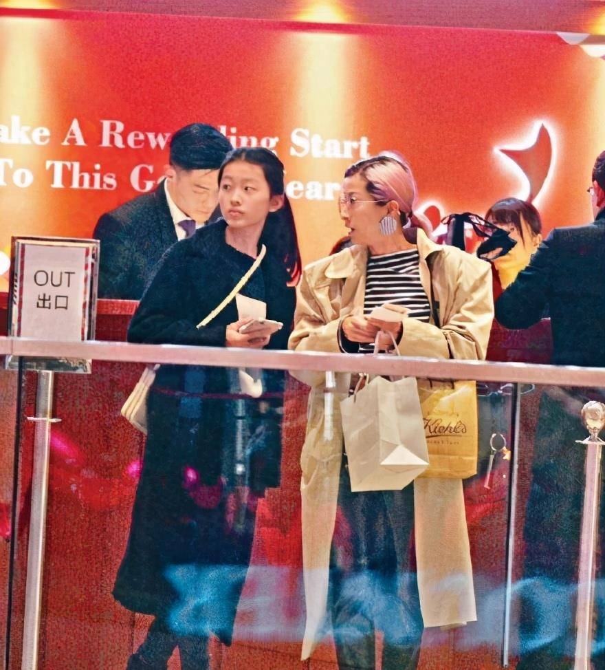 陈奕迅16岁女儿陈康堤近照曝光,个子高,腿长,越来越美了_刘嘉玲_大