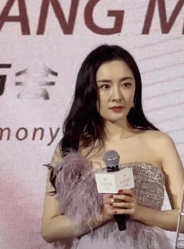 杨幂穿高定出席活动,被指脸垮懒得理会,喊话粉丝:姐姐就是嘴甜_女明星
