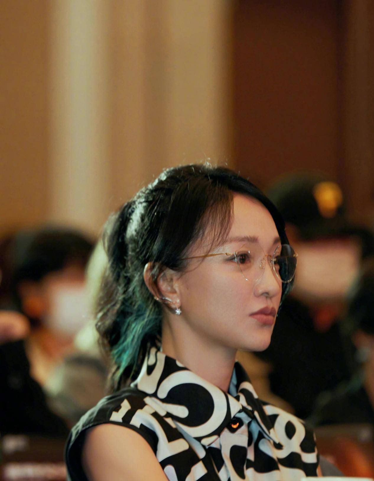 金丝框眼睛与清淡的妆容尽显精致感
