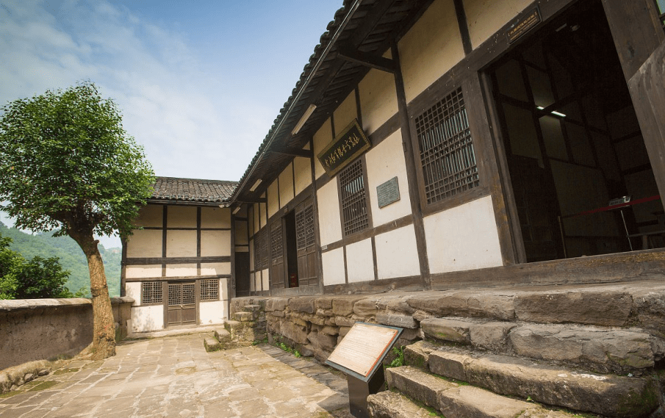 根据木屋特色也能看出,充分结合了江西建筑风格以及川南民居建筑元素