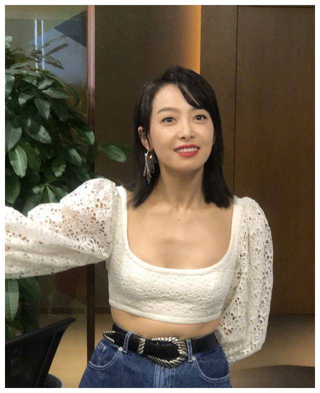 原创宋茜露脐装造型太拼了却被腰间的赘肉抢镜生图精修差距大