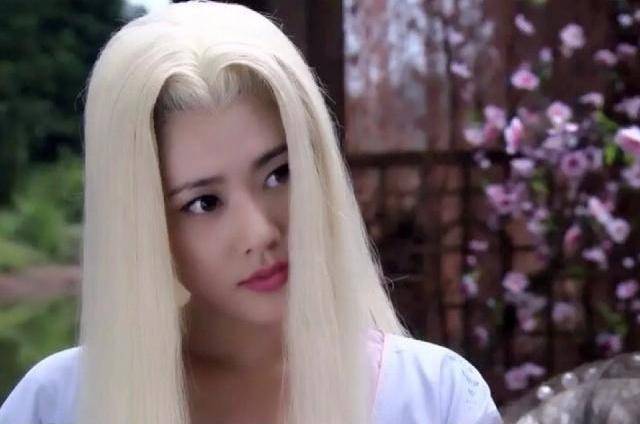 《白发》,听剧名就知道少不了女主白头的造型,青丝如雪,红衣委地,颜值