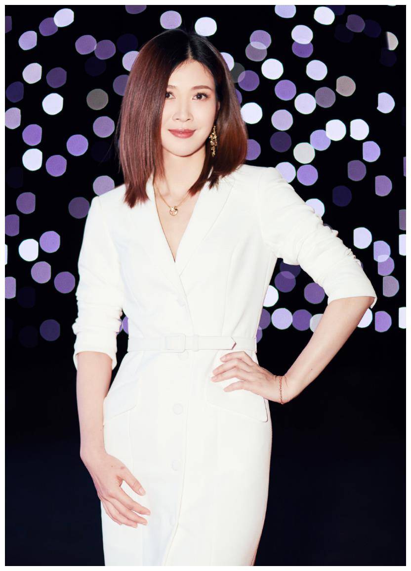 原创童蕾到39岁后更优雅时髦身穿白色西服裙装减龄大气锁骨发好美