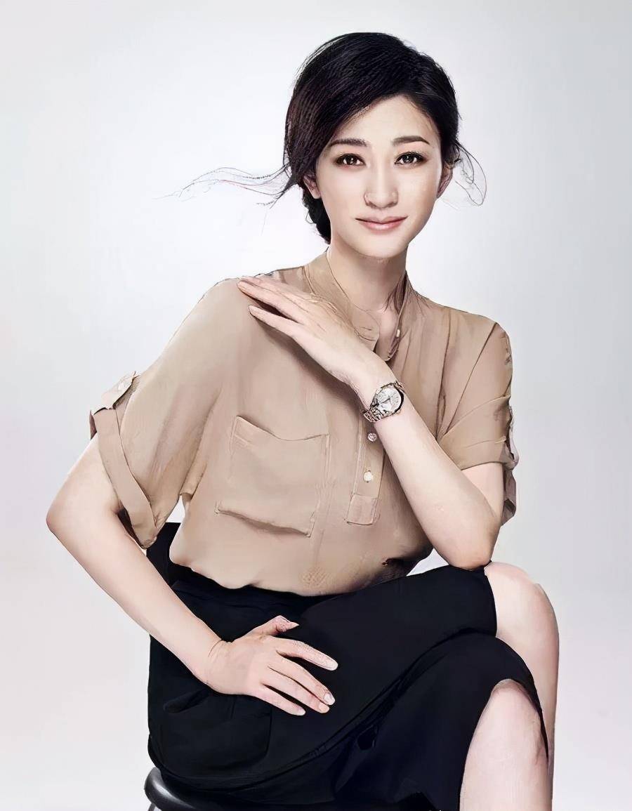 原创李小冉写真曝光44岁仍少女感不减她好迷人而且很励志