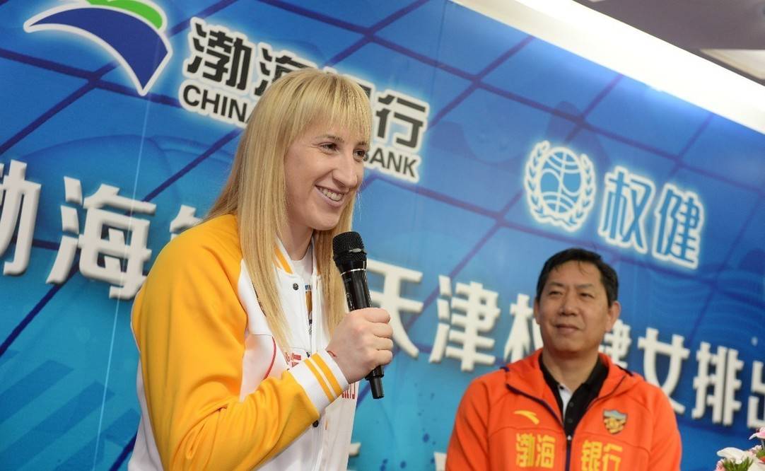 ����ά��Ů�ŷ����ڶ�����վ���������㱻�ˣ��廨�ͺ�«�� ...