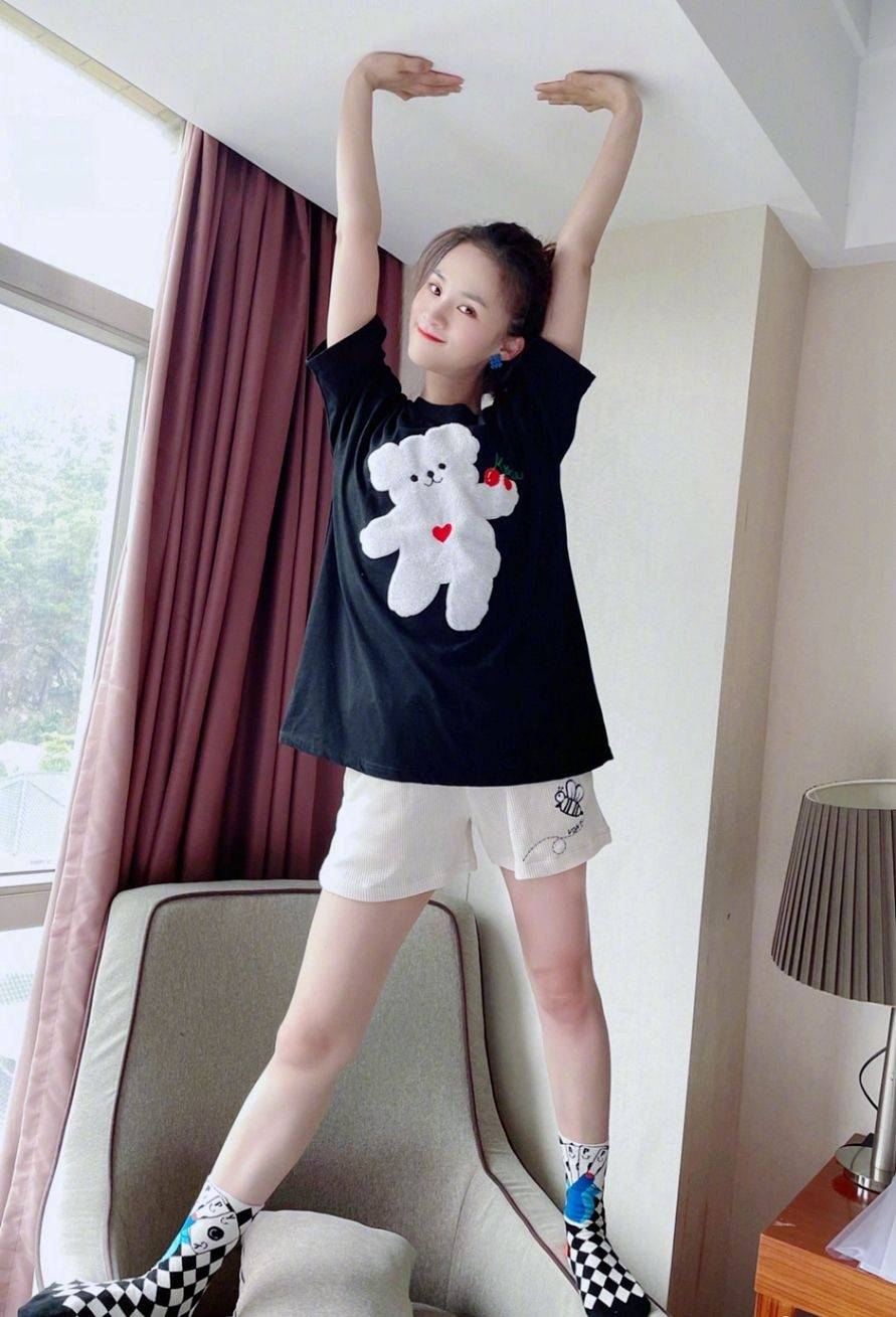 安悦溪白色超短裤大长腿搞怪写真