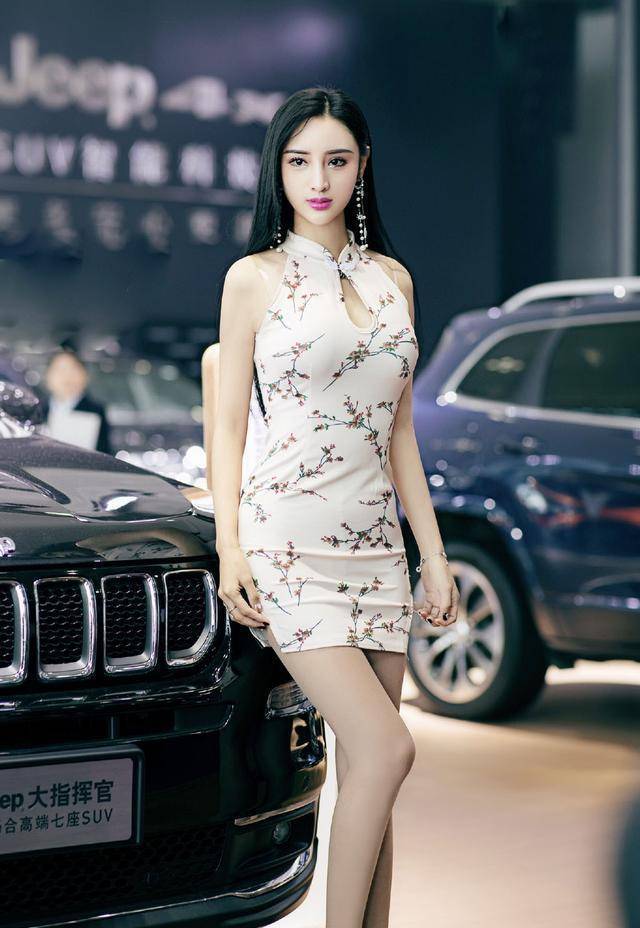 25岁亚洲小姐冠军,长相清纯却拥有芭比身材,还是第一美腿车模_吴春怡