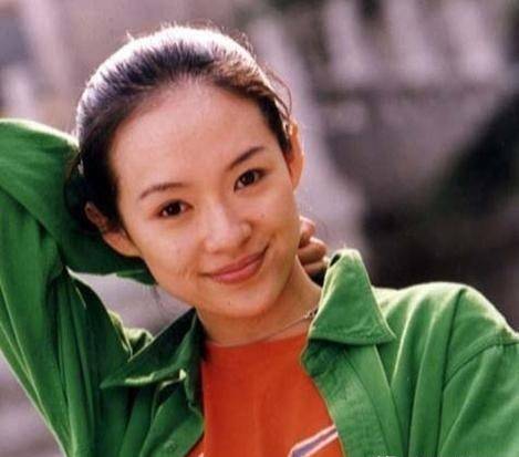 其实如果看过章子怡大学时期的一段表演视频的话,会发现其实那时候的
