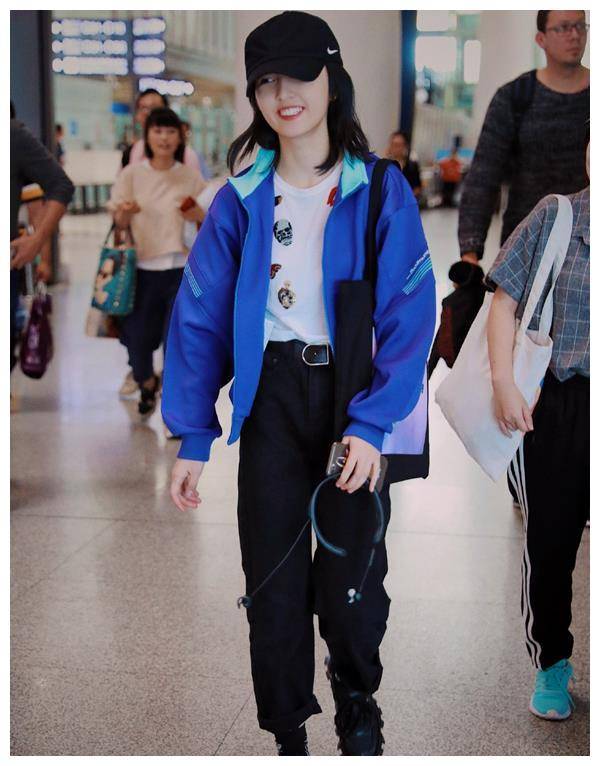 原创张子枫机场秀甜美帅气运动装束展示少女活力是年轻的小美好