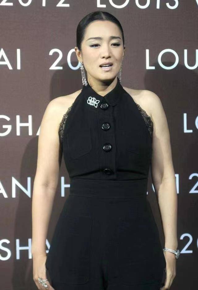 巩俐不走寻常路，挂脖连体裤展现女王范，不是白幼瘦也很美 