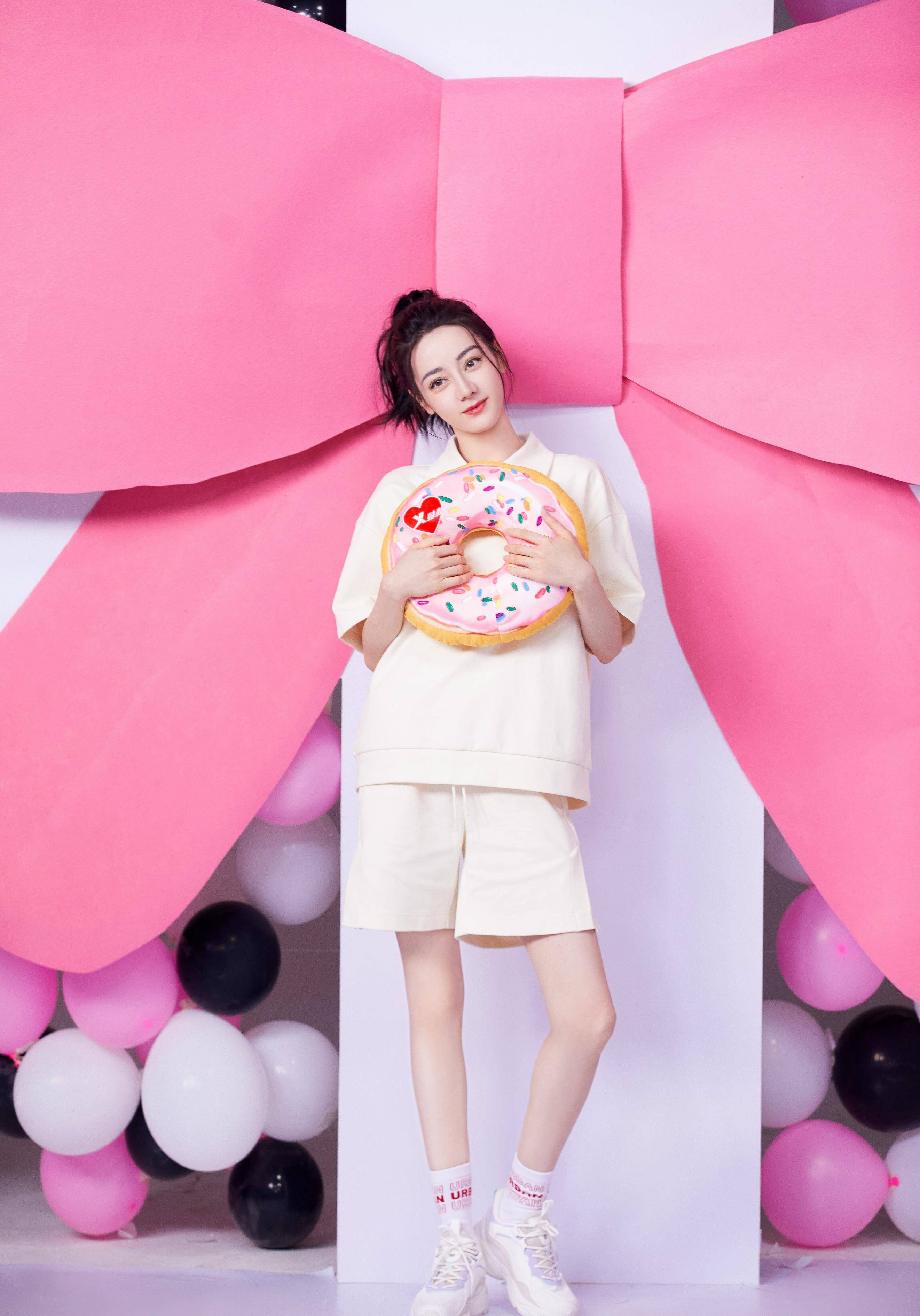 原创迪丽热巴出席直播活动高马尾运动装又甜又清纯状态也太棒了