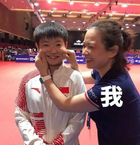 这个时候她的指导教练张琴就告诉孙颖莎,在国家这种群英聚集的地方