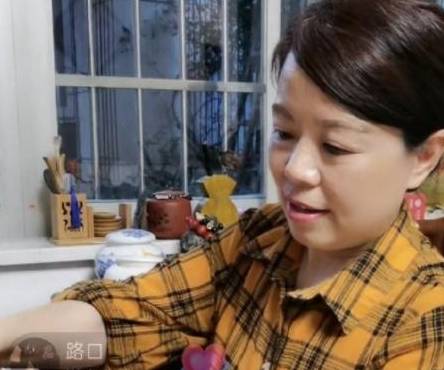 许妈妈一家人团聚10口人大聚餐颇有深意郭威随口一言