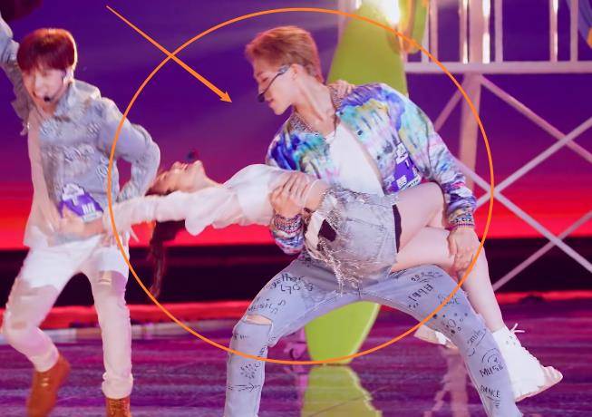 原创赞多舞台公主抱毛晓彤放大看他的手部动作细节素养好坏藏不住