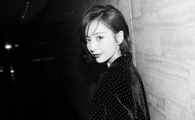 佟丽娅携儿子鞠躬谢幕不怯场,朵朵正脸首曝光,五官像爸爸陈思成