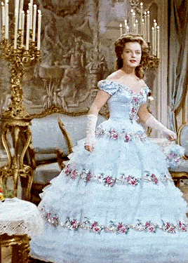 欧美电影10大舞会礼服:茜茜公主的蓝色舞裙,灰姑娘的蓬蓬裙