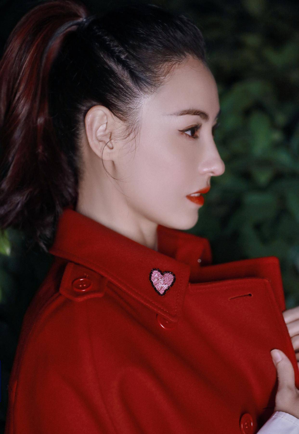 原创小林青霞晒新春写真红唇白衬衫搭红裙明艳热烈扎高马尾又美又飒