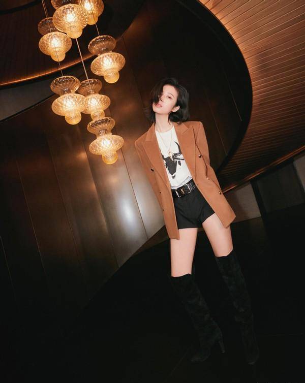 周雨彤很会打扮造型被夸不输国外女艺人西装配短裤又美又飒