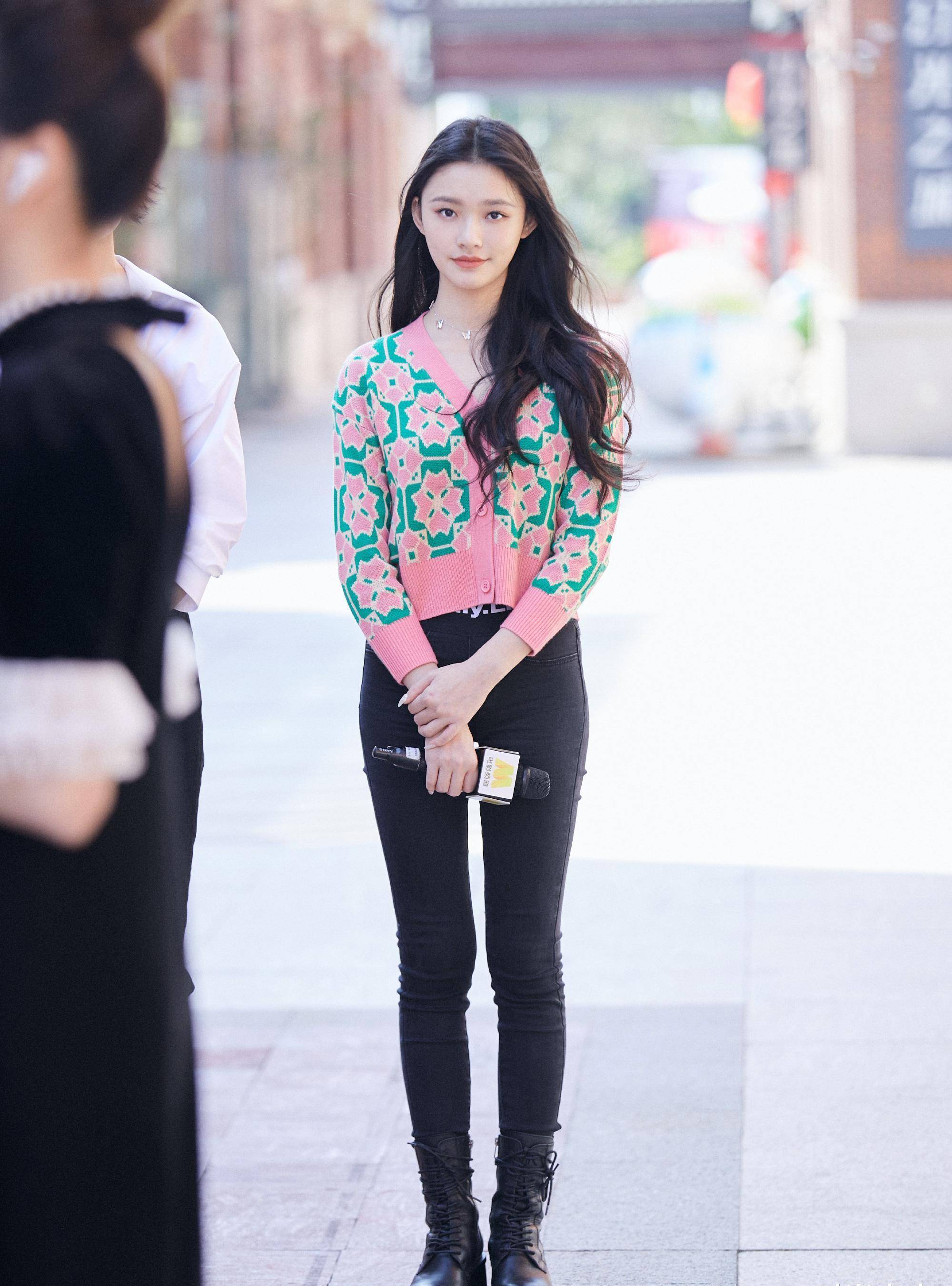 原创林允变身滑雪小达人单板滑雪完美转身花纹滑雪服清爽阳光