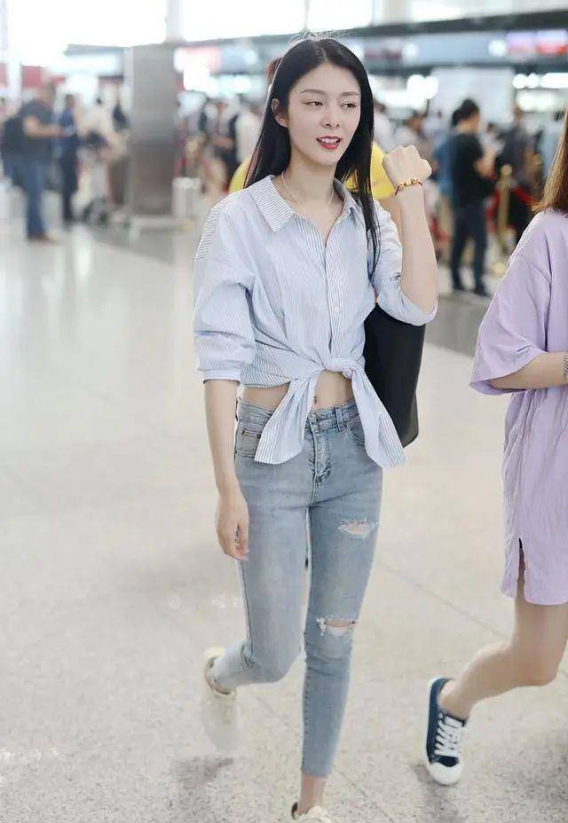 原创傅菁还是那么优秀路人衣着穿出高级感腿部线条美的无可挑剔