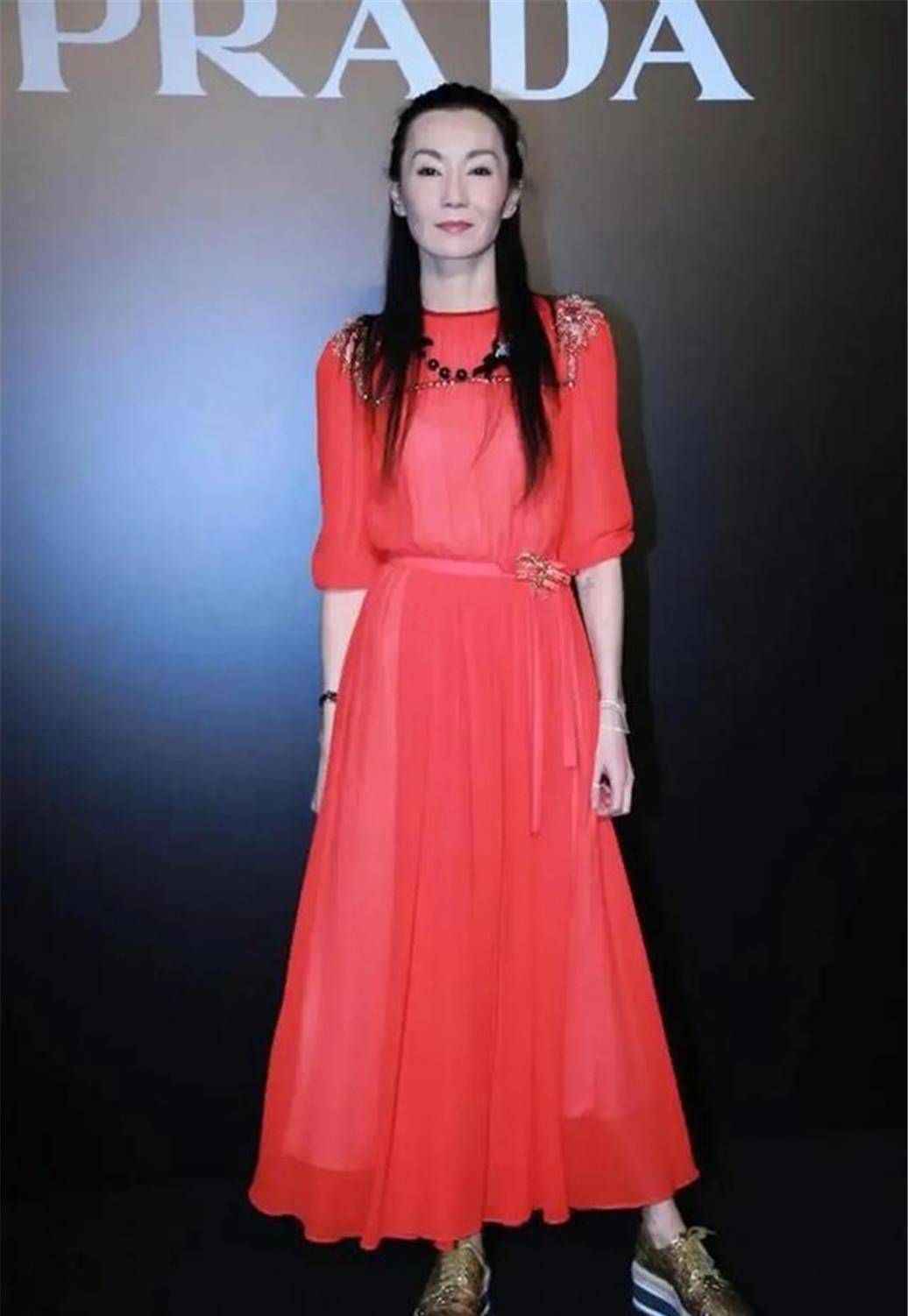 岁月留痕,气质不败!张曼玉身穿魅力红裙优雅依旧,显瘦弱惹人怜