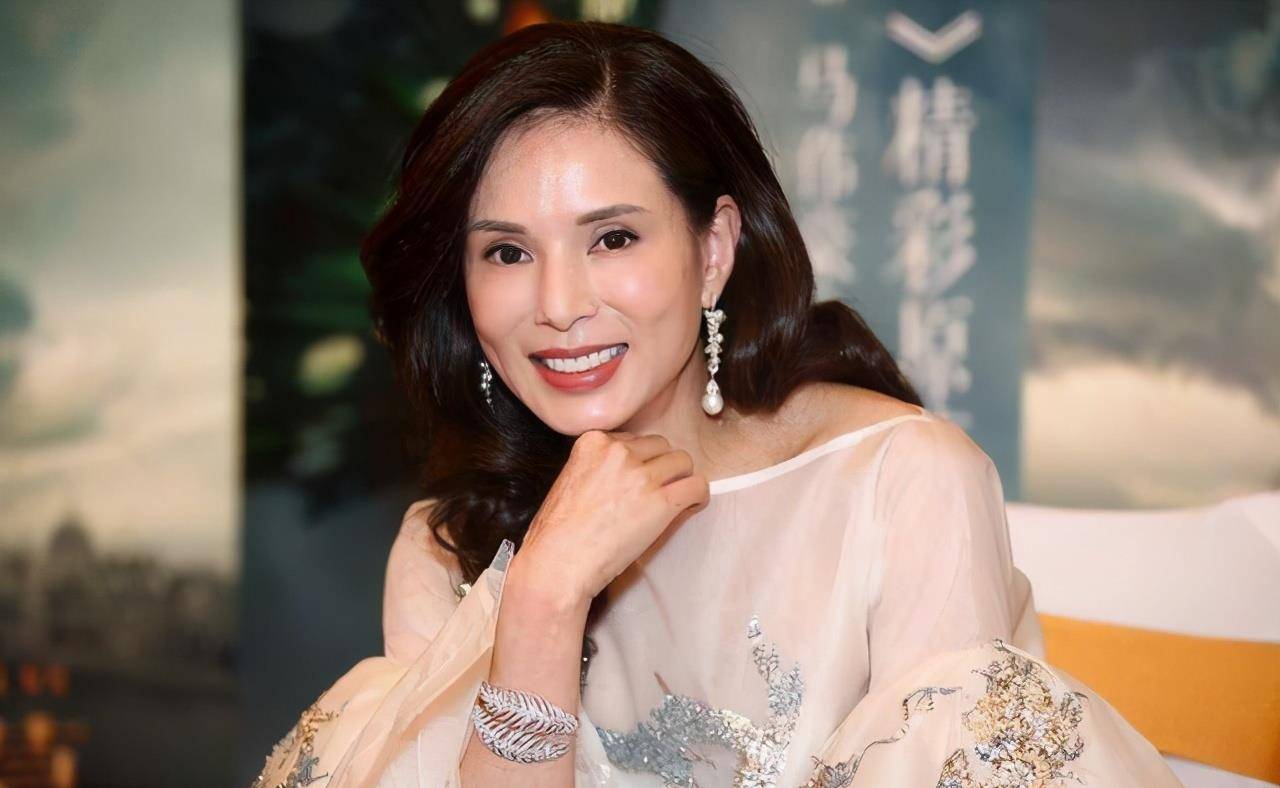 原创小龙女李若彤近况曝光皮肤白皙身材纤细曾和渣男分手患抑郁症