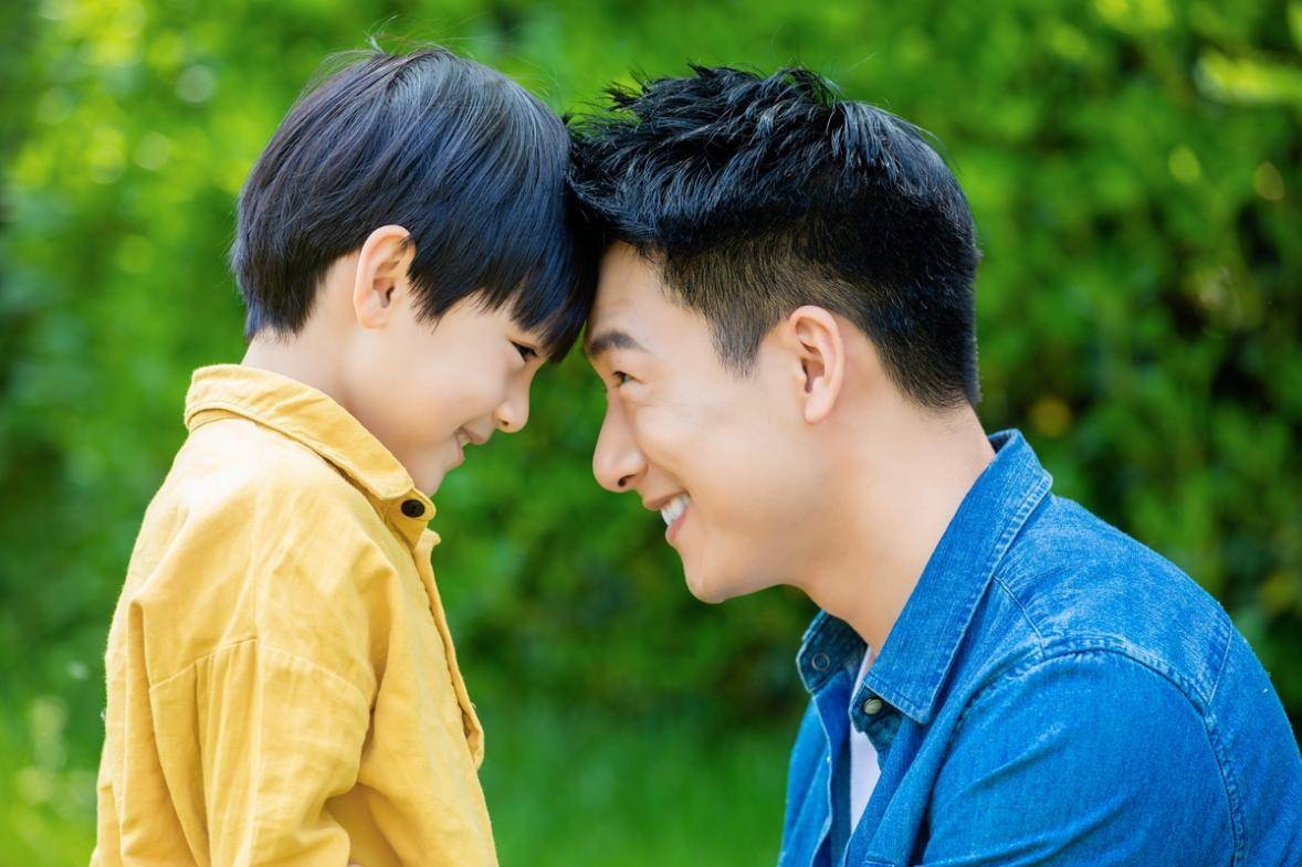 2)多跟男孩子参加一些亲子活动亲子活动是很多家长所忽略的,因为现在