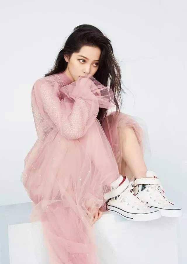 原创欧阳娜娜最敬业的代言人帆布鞋不离脚造型多变洋气又时髦