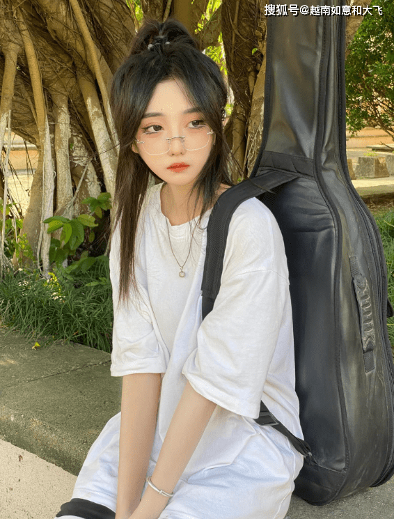 越南女学生因一段街头采访视频爆红颜值真的太太太高了